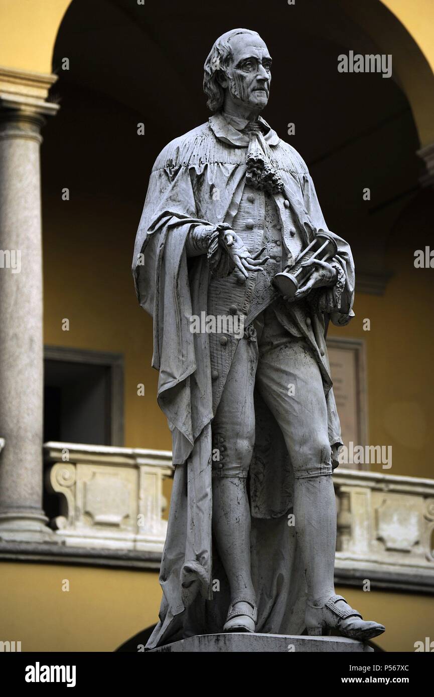 Alessandro Giuseppe Antonio Anastasio Volta (1745-1827). Italienischer Physiker für die Erfindung der Batterie im Jahre 1800 bekannt. Statue. Universität von Pavia. Italien. Stockfoto