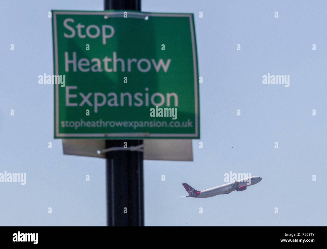 Flugzeuge starten am Flughafen Heathrow, vorbei an einer Haltestelle Heathrow Expansion, vor einer Abstimmung im Parlament unterbreitet werden, der darüber entscheidet, ob eine dritte Start- und Landebahn am Flughafen Heathrow haben sollte. Stockfoto