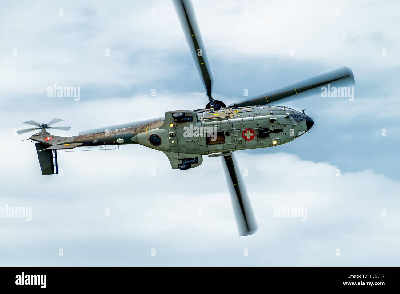 Aerospatiale Eurocopter AS332 Super Puma Helikopter der Schweizer Luftwaffe während aerobatic Display Stockfoto