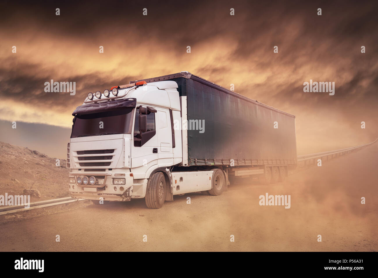 Liefer- Lkw auf der Autobahn - Lkw-Güterverkehr. Stockfoto