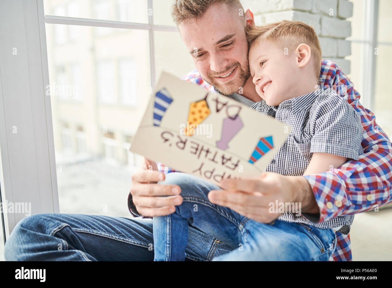 Vater umarmt Sohn Stockfoto