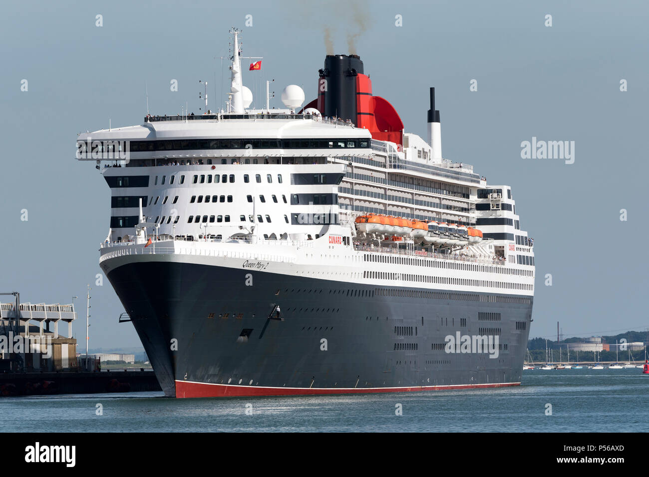 Southampton Wasser, Südengland, Großbritannien. 2018, die "Queen Mary 2", die die Königin Elizabeth II Terminal für New York USA gebunden. Stockfoto