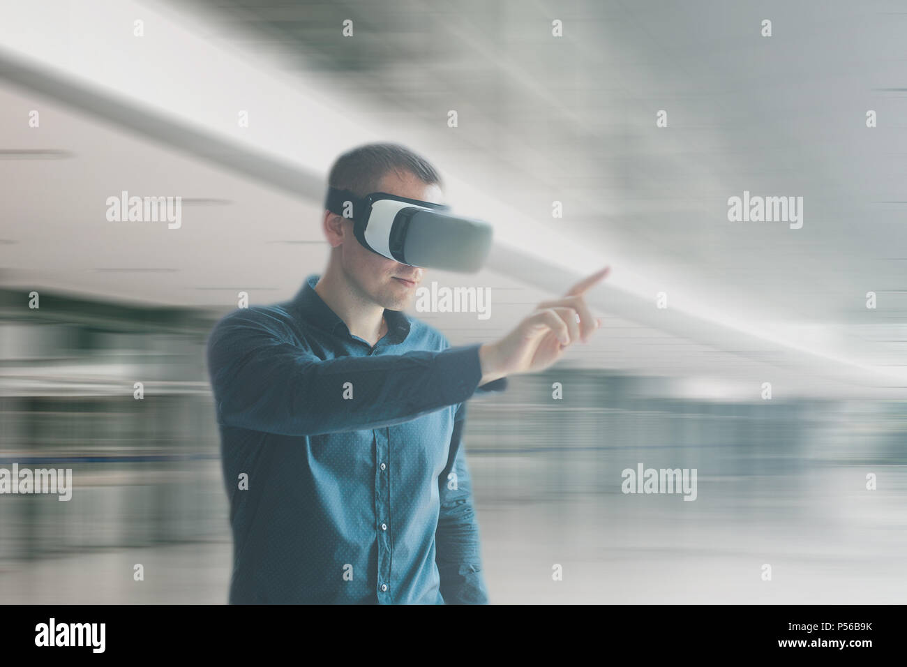 Ein Mann in der virtuellen Realität Gläser. Technologie der Gegenwart und der Zukunft Stockfoto