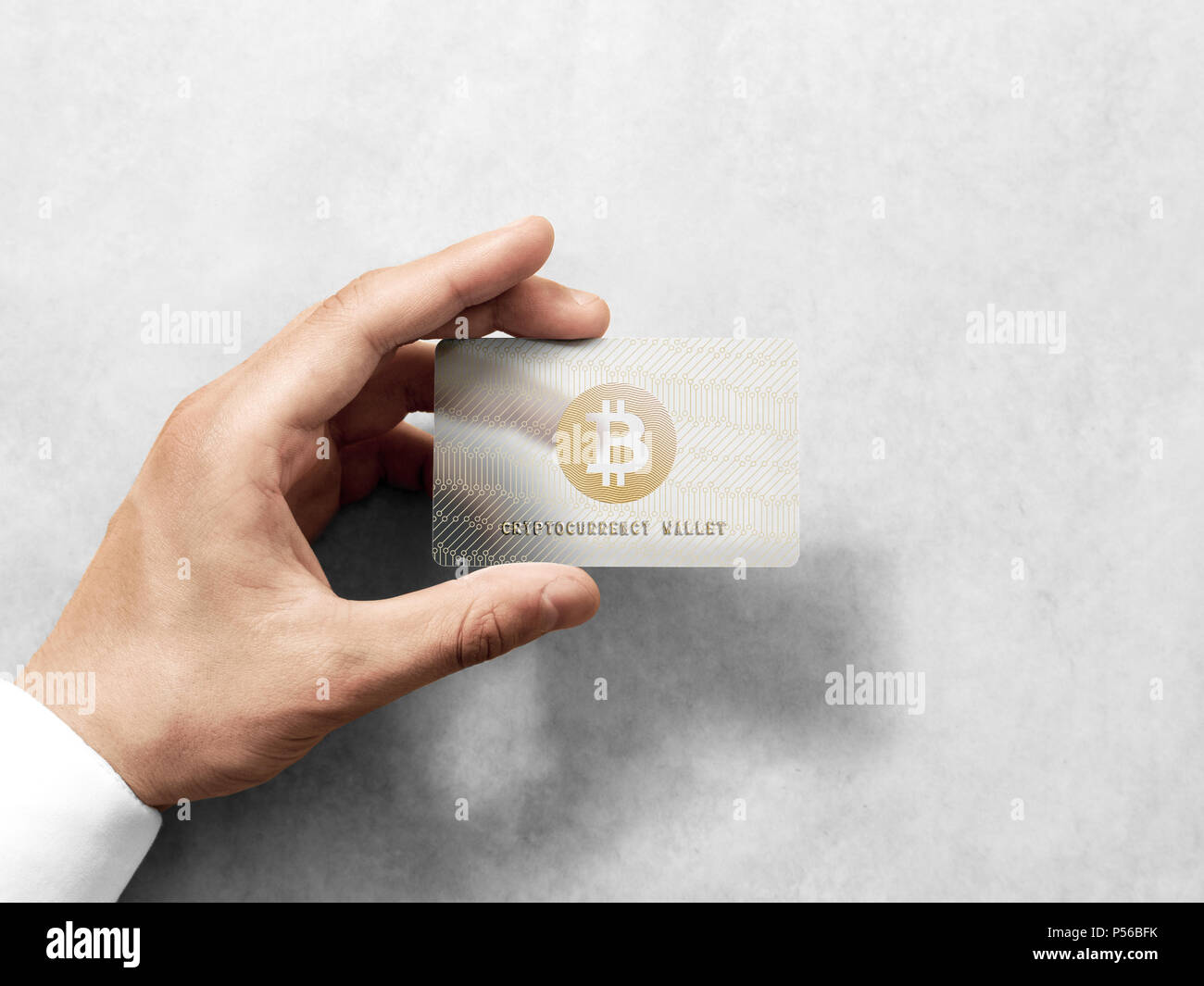 Hand bitcoin Karte Vorlage mit Prägung Gold Logo mockup. Einfaches  Kunststoffgehäuse cryptocurrency Zahlung - Karte anzeigen Vorderansicht,  design Mock up. Elektronische Bergbau Vorlage Stockfotografie - Alamy