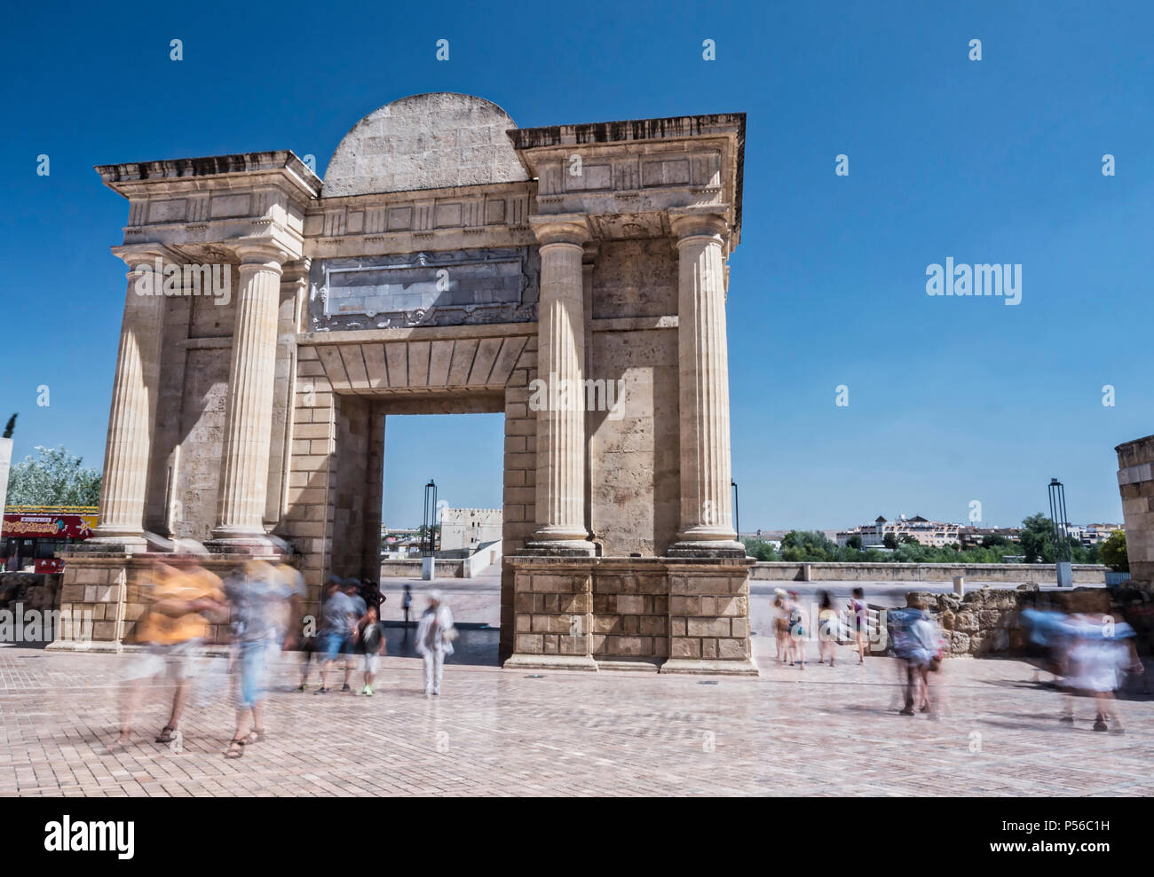 Cordoba, Spanien - 9. Juli 2017: Tor der Brücke ist eine der drei nur Türen, die der Stadt erhalten sind, in der Römischen Epoche United die Stadt mit t Stockfoto