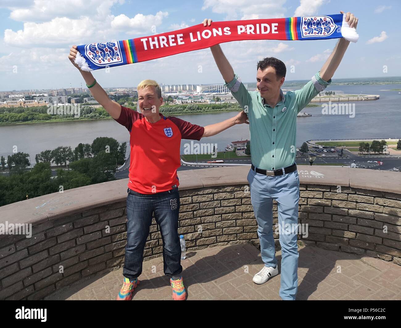 England fan Di Cunningham, Mitbegründer von Drei Löwen Stolz, und Aleksandr Agapov, Präsident des russischen LGBT-Sport Federation in Nischni Nowgorod, als LGBT-Fußball-Fans in Russland fürchten, die ihnen Schutz Bei der Sommer-WM geleistet wird verschwinden, sobald das Ereignis beendet ist. Stockfoto