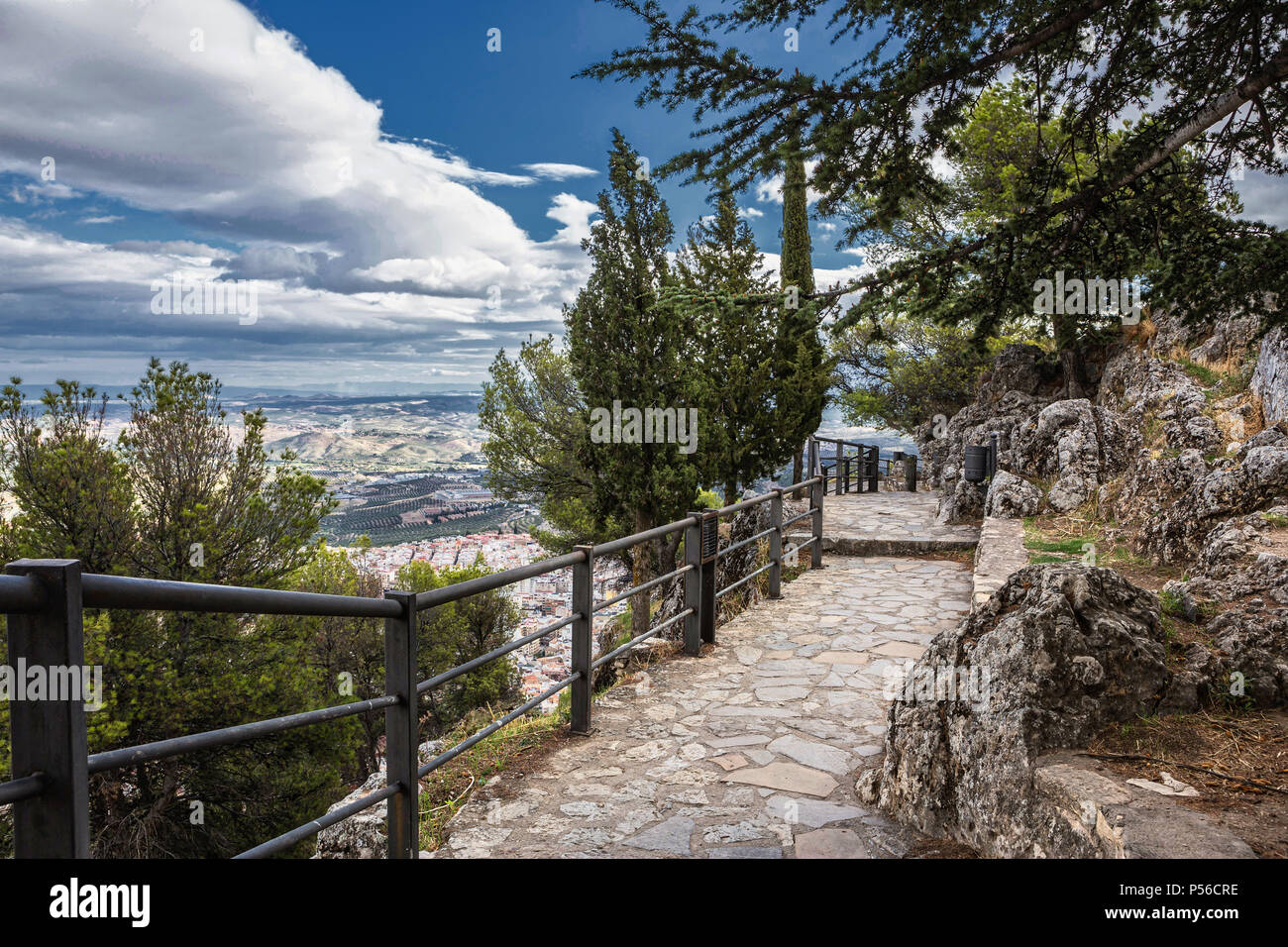 Jaen, Spanien - 23. Oktober 2016: Panoramablick auf die Stadt vom Schloss von Santa Catalina, in Jaen, Andalusien, Spanien Stockfoto