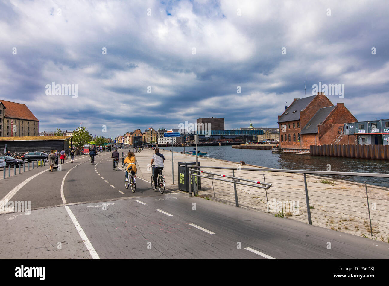 Unbekannter Menschen auf Inderhavnsbroen Brücke in Kopenhagen, Dänemark. Stockfoto