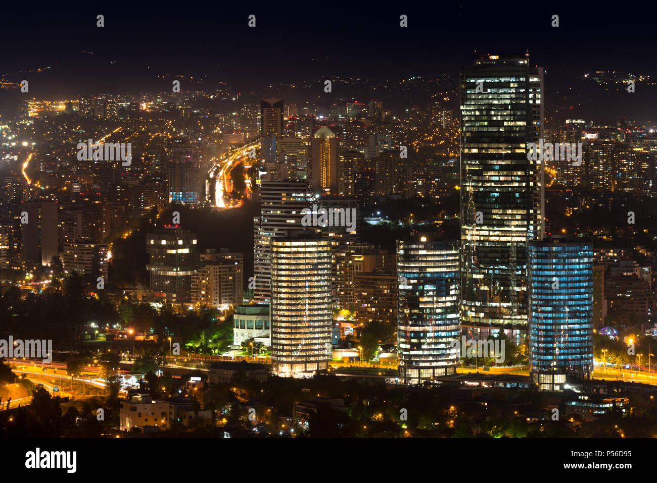 Panoramablick auf Providencia Vitacura, Las Condes und Bezirke in Santiago de Chile in der Nacht. Stockfoto