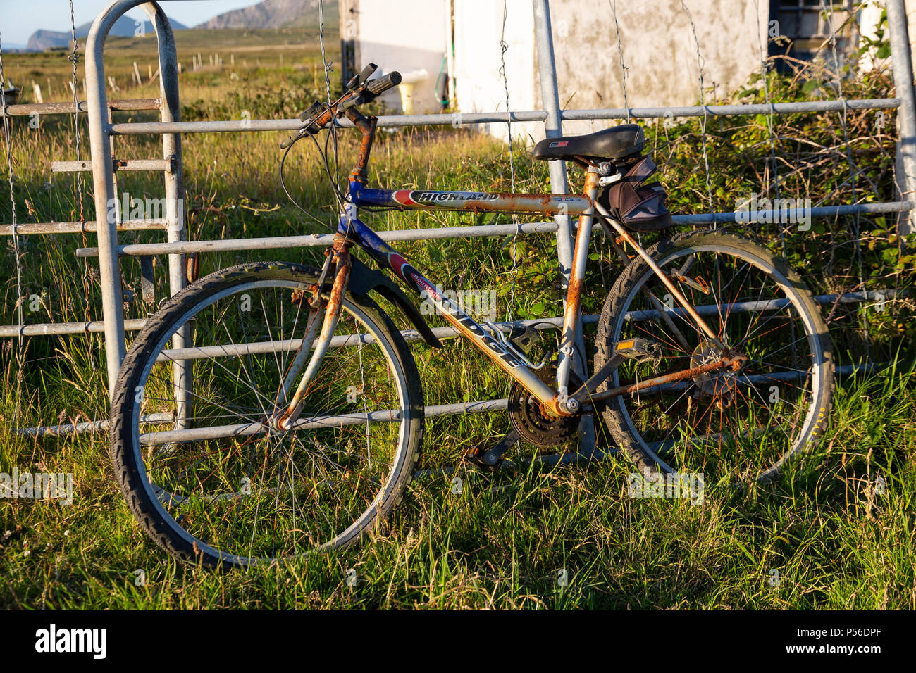 Rostigen alten Fahrrad stützte sich gegen einen Zaun, Valentia Island County Kerry, Irland Stockfoto