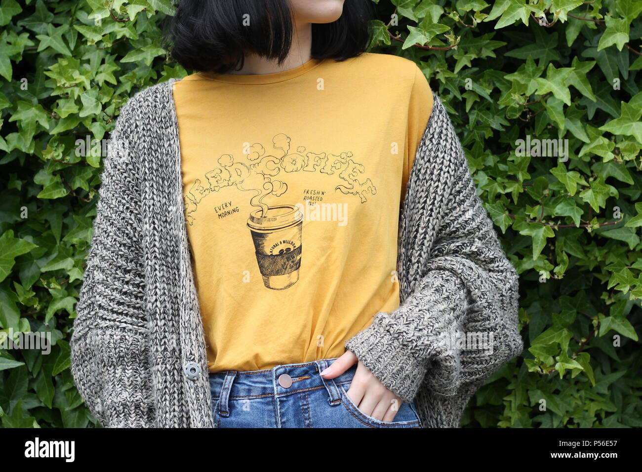 Girl posiert mit einem grünen Natur Hintergrund Stockfoto