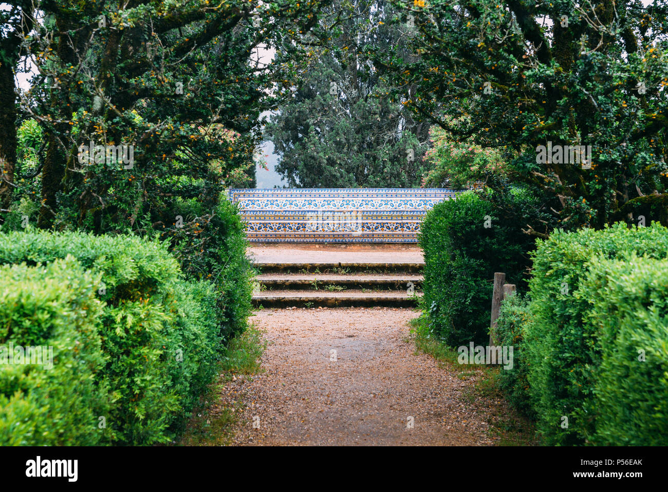 Tomar, Portugal - 10. Juni 2018: im portugiesischen Stil Azulejo Kacheln im Innenhof des Klosters aus dem 12. Jahrhundert von Tomar - Tomar, Portugal - UNESCO-Heritag Stockfoto