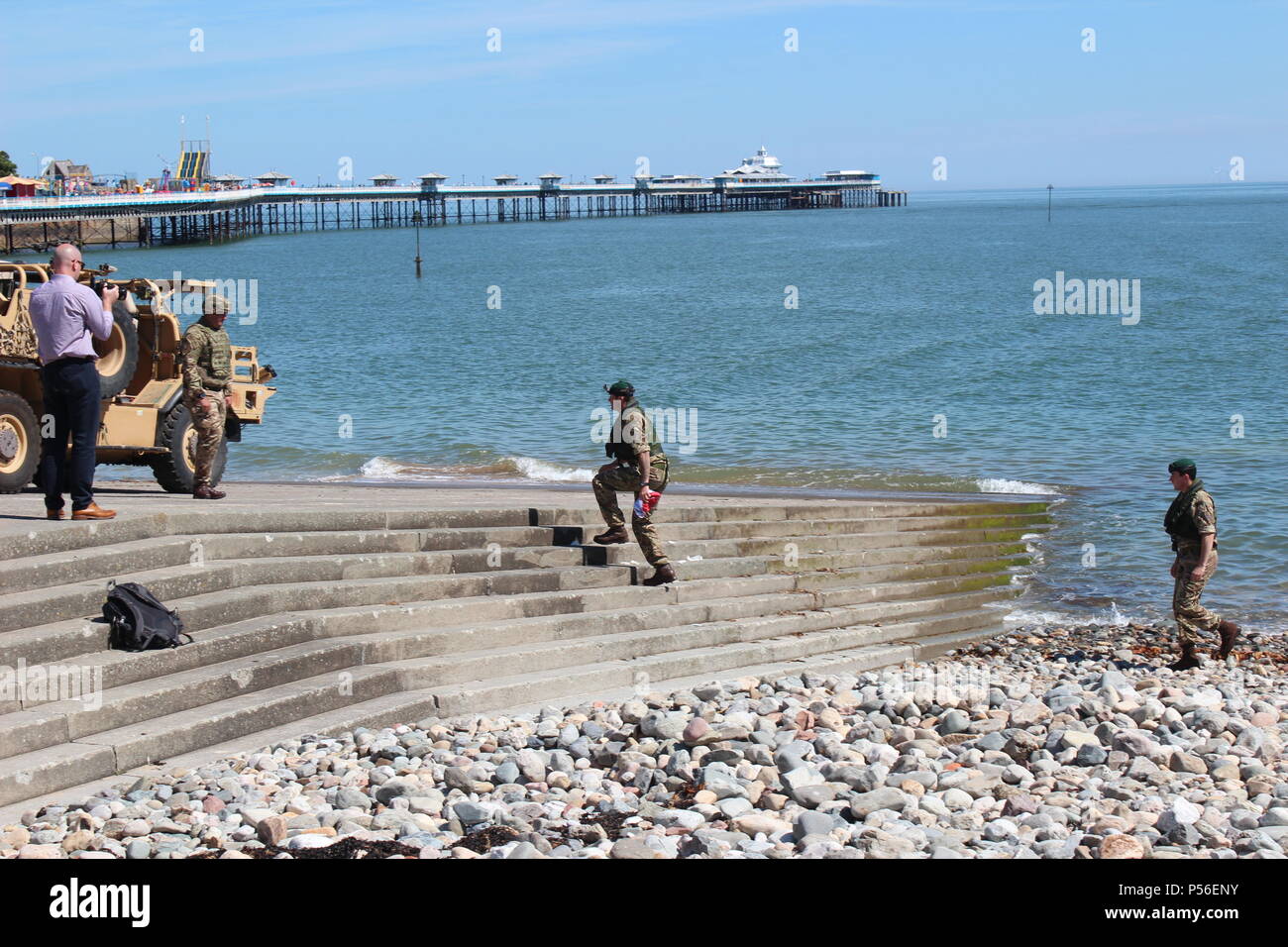 Royal Engineers Bereitstellung von der Flagge der offizielle Start der Feierlichkeiten von Waffengewalt Tag 2018 in Llandudno zu Signal Stockfoto