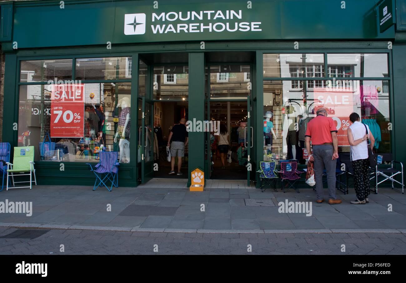 Menschen Window Shopping bei Mountain Warehouse in Buxton, Derbyshire Stockfoto