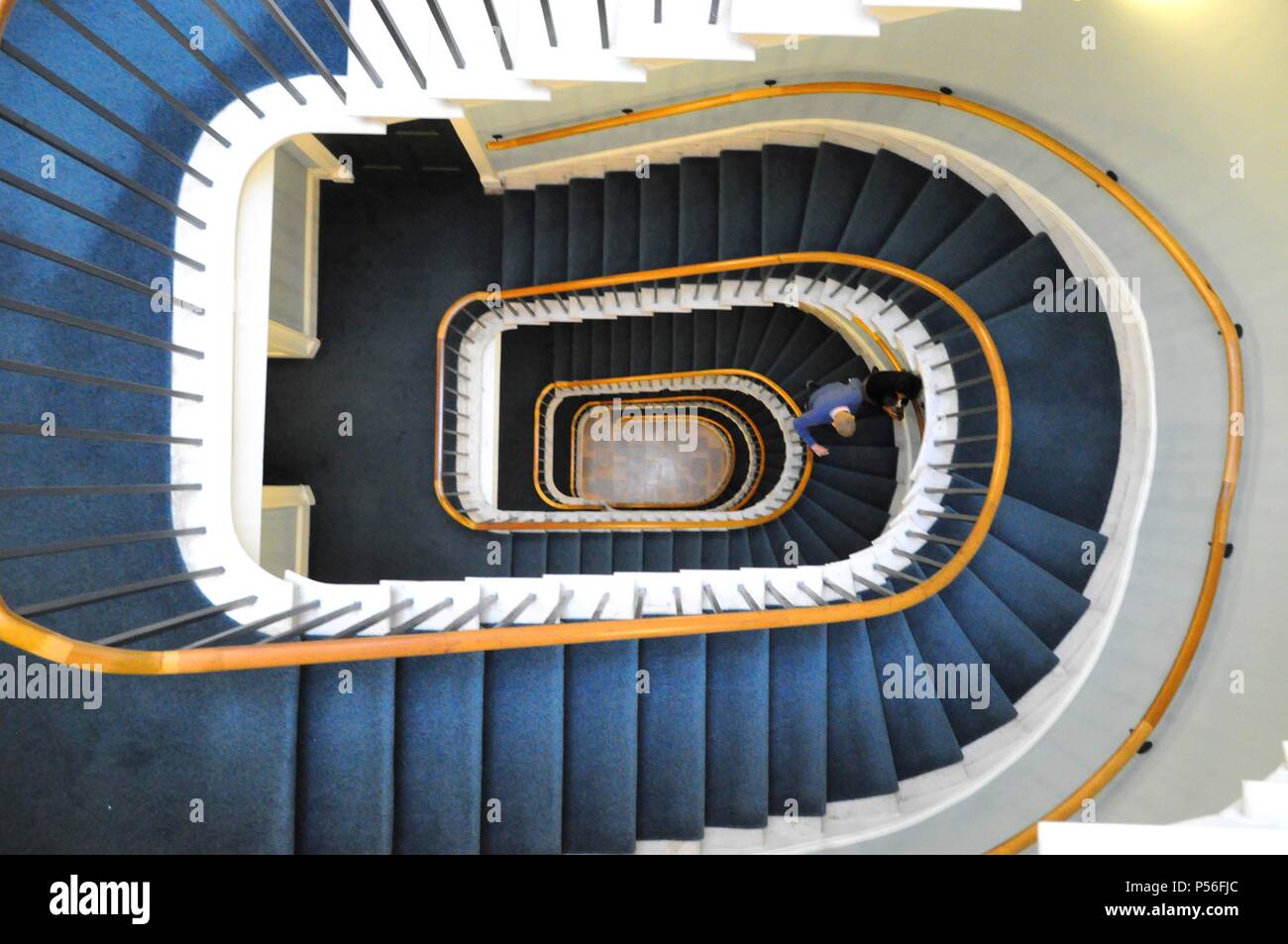 Nach unten auf der Treppe im Westflügel des Somerset House, London, Großbritannien. Stockfoto