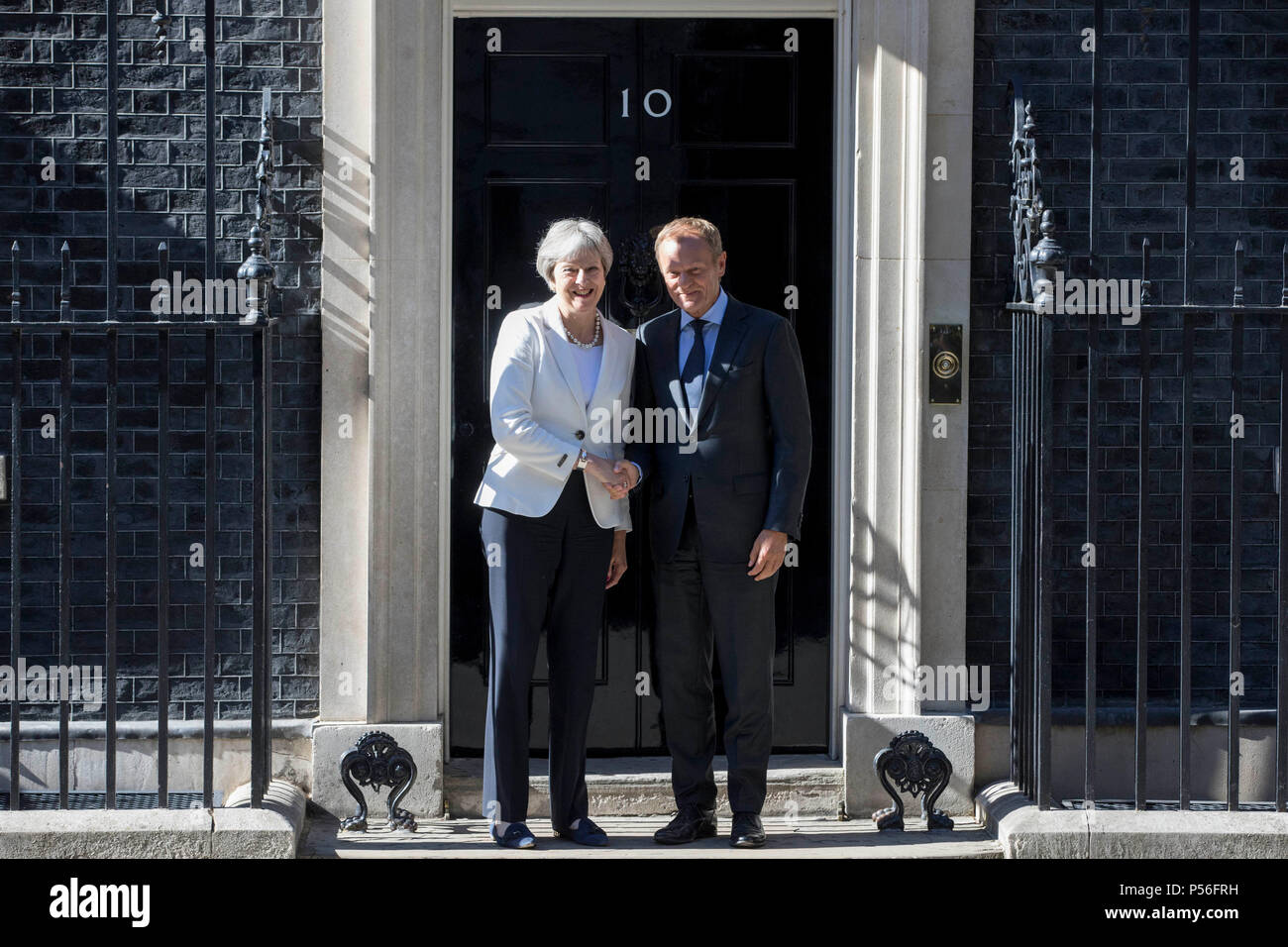 Premierminister Theresa May begrüßt der Präsident des Europäischen Rates Donald Tusk außerhalb Nr. 10 Downing Street, London, vor der bilateralen Gespräche. Stockfoto