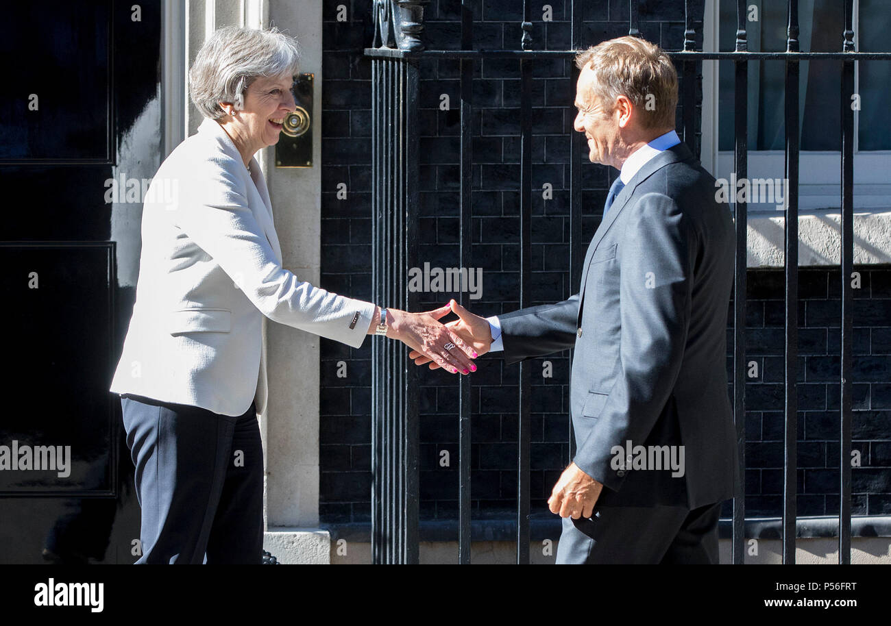Premierminister Theresa May begrüßt der Präsident des Europäischen Rates Donald Tusk außerhalb Nr. 10 Downing Street, London, vor der bilateralen Gespräche. Stockfoto