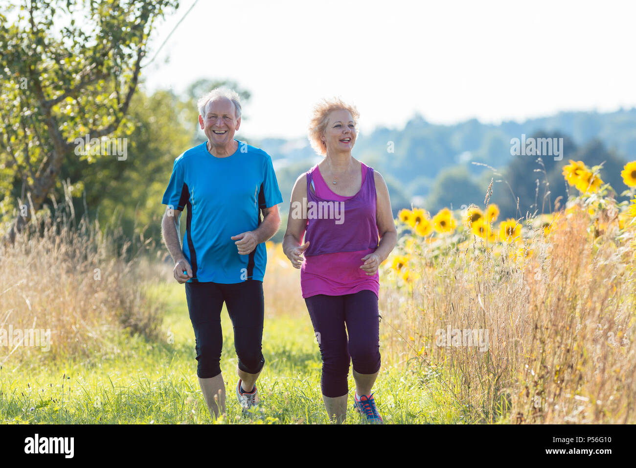 Freundliche senior Paar joggen gemeinsam draußen in der Natur Stockfoto