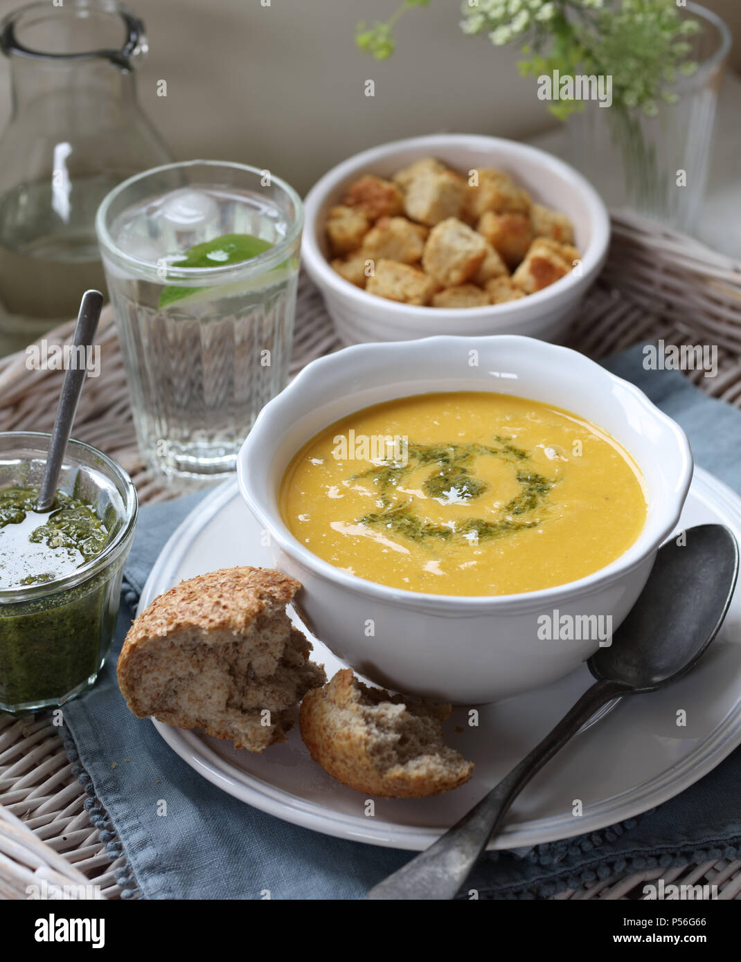 Butternut-Kürbis-Suppe Stockfoto