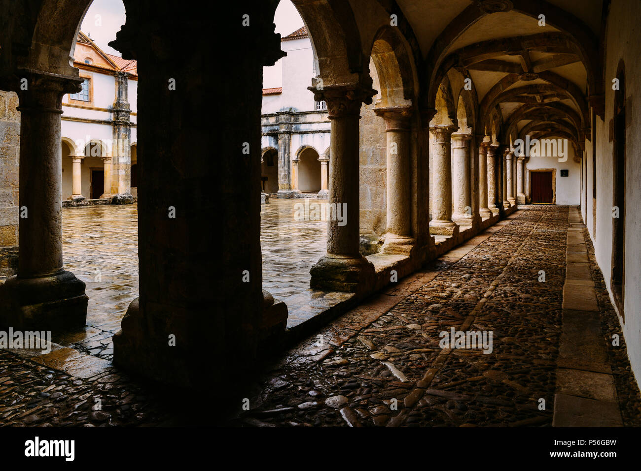 Tomar, Portugal - 10. Juni 2018: Claustro de D. Joao III, Innenhof im 12. Jahrhundert Kloster Christi in Tomar, Portugal UNESCO Weltkulturerbe Re Stockfoto