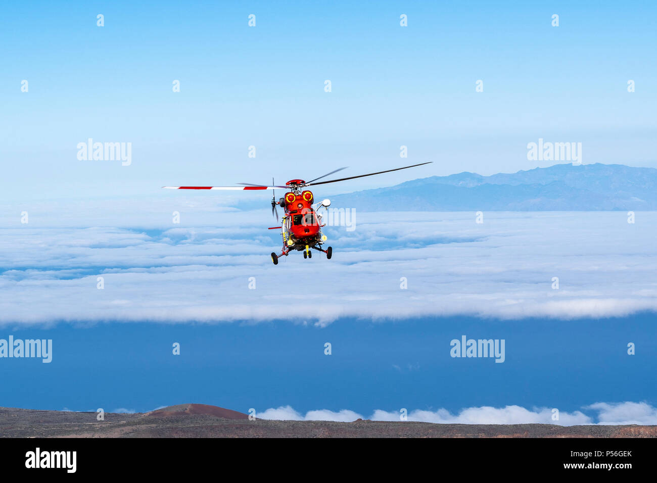 Mountain Rescue Helicopter ist von Altavista Zuflucht genannt zu intervenieren und Abholen, ein älterer Mann, der leidet an Höhenkrankheit oberhalb 3000 m Stockfoto