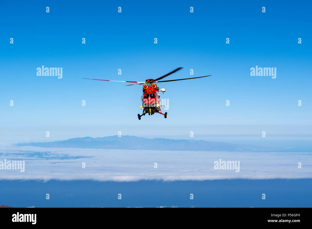 Mountain Rescue Helicopter ist von Altavista Zuflucht genannt zu intervenieren und Abholen, ein älterer Mann, der leidet an Höhenkrankheit oberhalb 3000 m Stockfoto