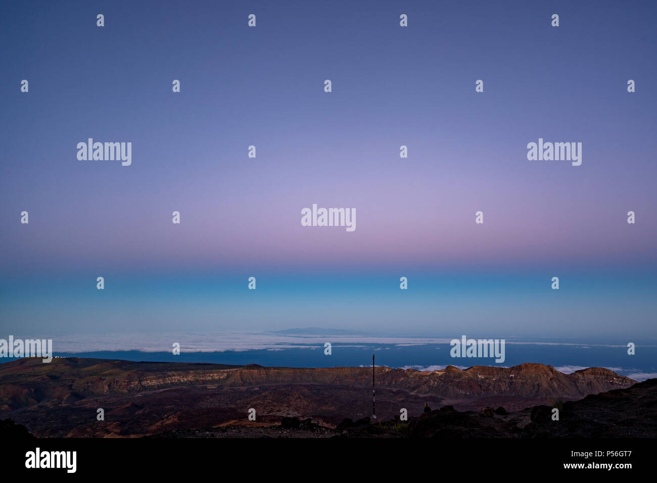 Gipfel des Teide, Teneriffa. Wanderer genießen Sie den spektakulären Sonnenuntergang und Teide der Schatten über dem Horizont von Altavista Zuflucht. Stockfoto