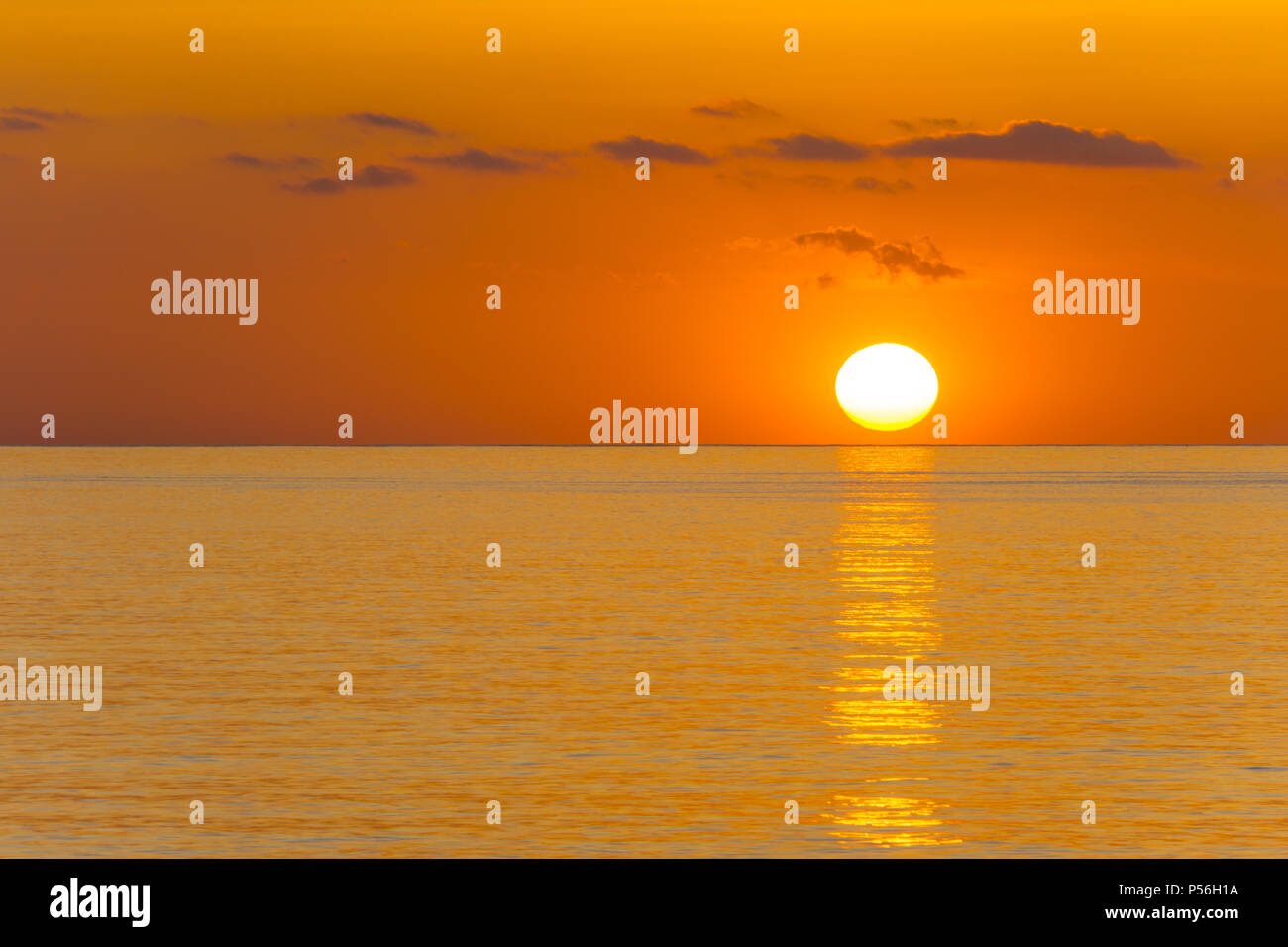 Mallorca, Orange Sonnenaufgang am Meer Wasser widerspiegeln Stockfoto