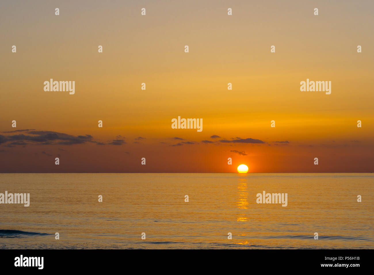 Mallorca, Goldenen Stunde sunrise Magic Moment mit Sun Reflexionen auf dem Wasser, am frühen Morgen am Strand Stockfoto