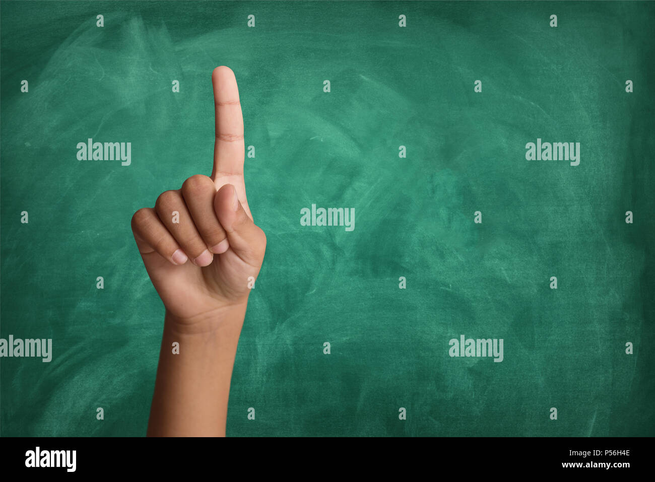 Student seine Hand heben für Antwort im Klassenzimmer. Stockfoto