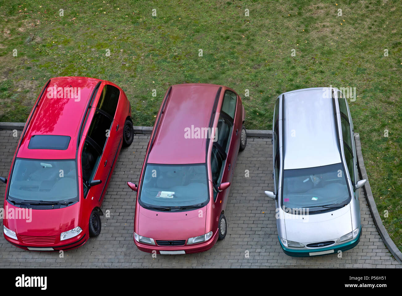 Es gibt drei Autos auf dem Parkplatz in der Nähe des Hotels. Die Aussicht von oben. Stockfoto