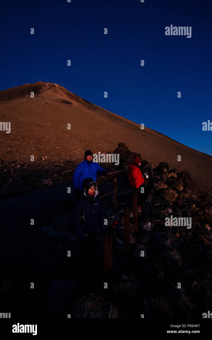 Bergliebhaber und Wanderer genießen Sie den Sonnenaufgang und die spektakuläre Aussicht und Licht auf ihre Versuch Teide Gipfel am Mirador La Fortaleza zu klettern Stockfoto