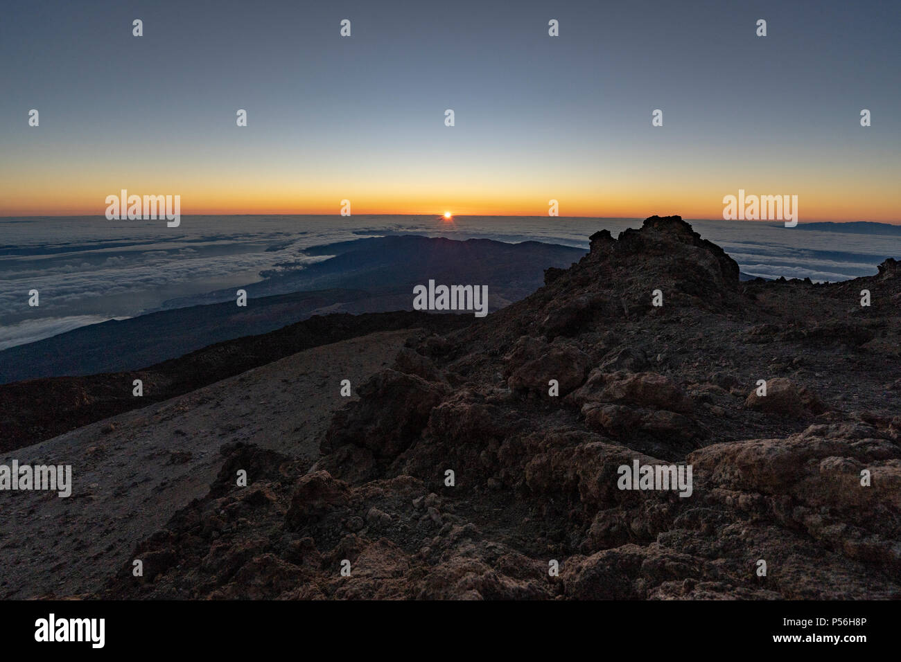 Bergliebhaber und Wanderer genießen Sie den Sonnenaufgang und die spektakuläre Aussicht und Licht auf ihre Versuch Teide Gipfel am Mirador La Fortaleza zu klettern Stockfoto
