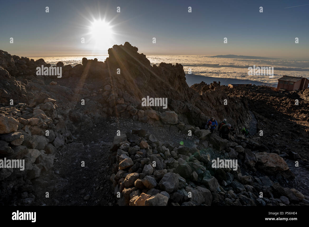 Bergliebhaber und Wanderer genießen Sie den Sonnenaufgang und die spektakuläre Aussicht und Licht auf ihre Versuch Teide Gipfel am Mirador La Fortaleza zu klettern Stockfoto