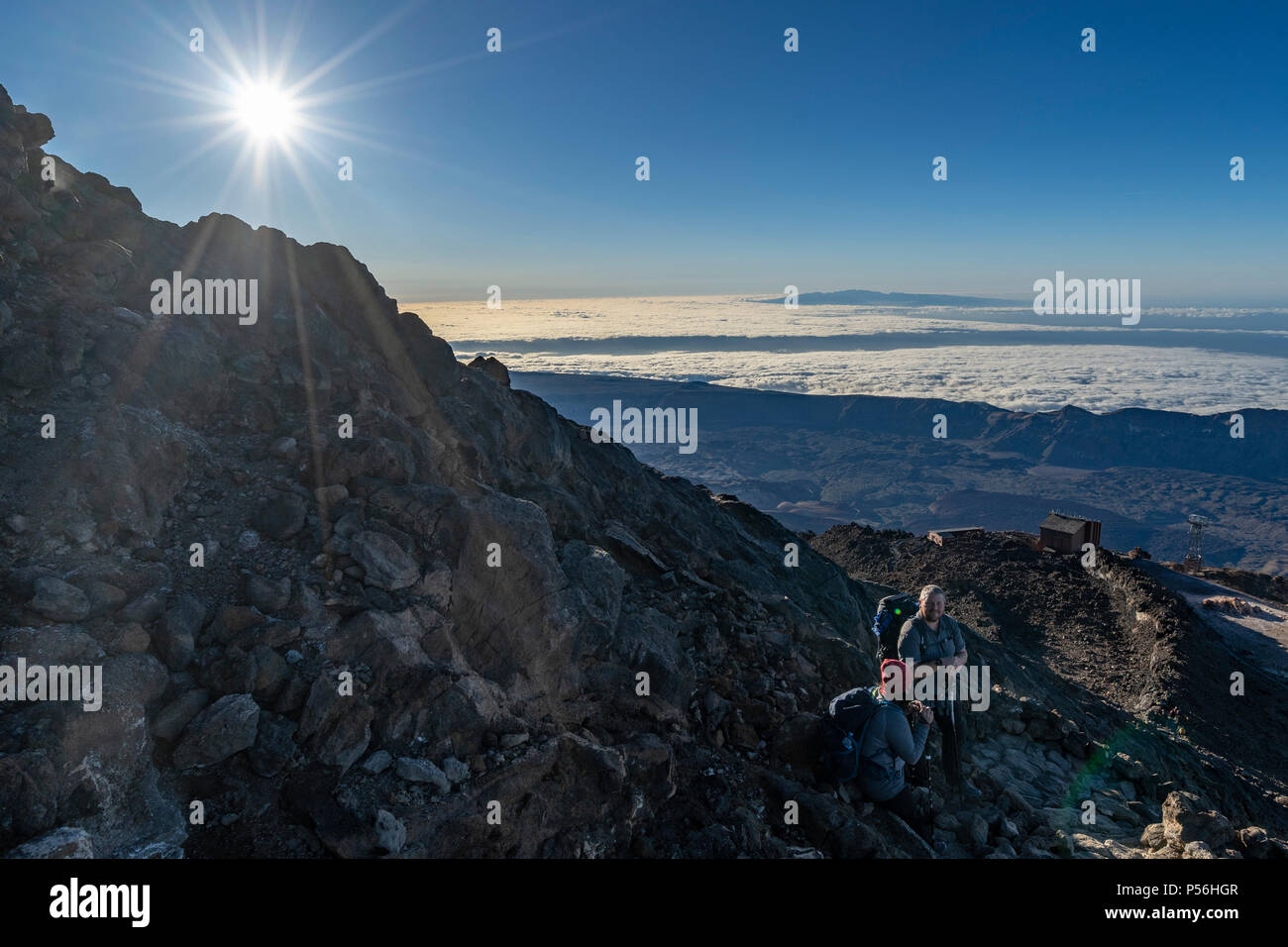 Bergliebhaber und Wanderer genießen Sie den Sonnenaufgang und die spektakuläre Aussicht und Licht auf ihre Versuch Teide Gipfel am Mirador La Fortaleza zu klettern Stockfoto