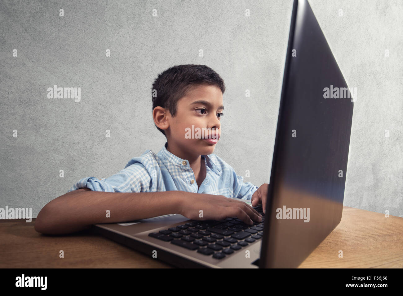 Little Boy suchen und lernen bildung mit Laptop, er Spaß und glücklich. Stockfoto