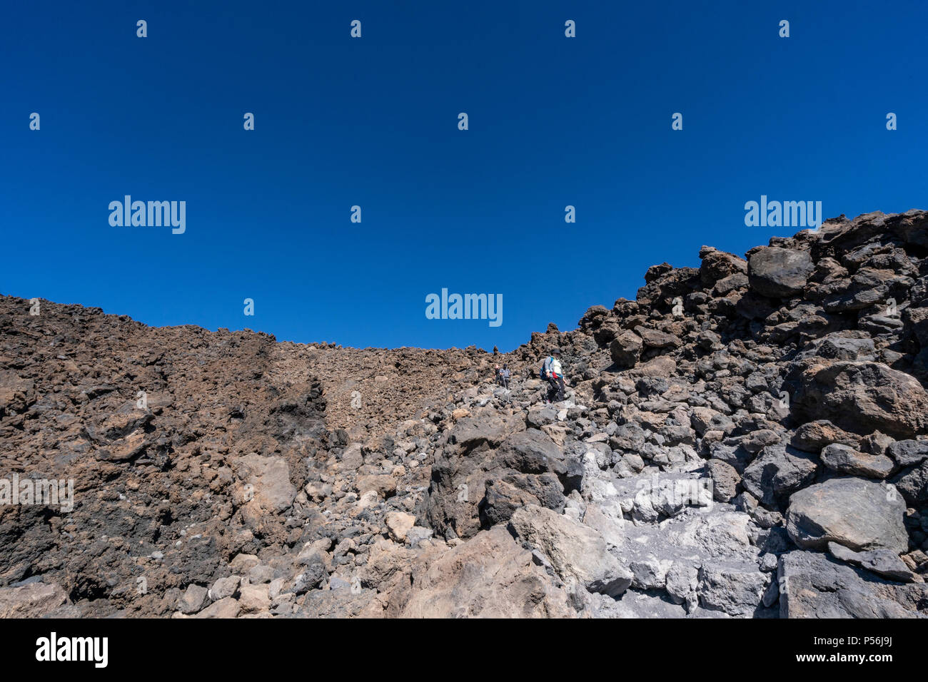 Teneriffa. Wanderer und Naturliebhaber mit Blick auf die Landschaft des Caldera auf dem Abstieg vom Teide Gipfel, der 3718 m aktiven Vulkan. Stockfoto