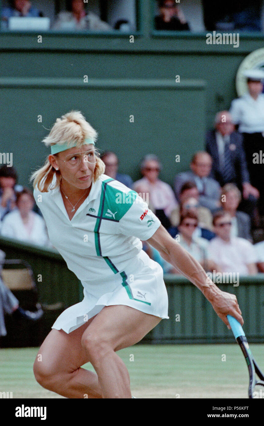 Martina Navratilova während ihrer Damen Singles Finale gegen Steffi Graf im Jahr 1988. Steffi Graf beats aktuelle 6-mal Titelverteidiger Martina Navratilova, die Wimbledon Damen Singles Finale am 2. Juli 1988 zu gewinnen. Nach Graf nahm eine 5-3 Führung im ersten Satz, Navratilova sechs gerade Spiele, so dass Ihr den ersten Satz zu gewinnen und eine Leitung 2-0 in den zweiten Satz nehmen gewonnen. Graf kam dann zurück gewinnt 12 der nächsten 13 Spiele und das Match. Steffi Graf das erste von 7 Wimbledon singles Titel gewinnt. 1988, 1989, 1991, 1992, 1993, 1995, 1996 Aufnahme der 2. Juli 1988 Stockfoto