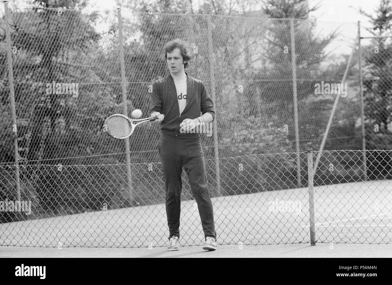 Franz Beckenbauer Bayern München und West Deutschland Kapitän wird durch Spiegel journalist Frank Taylor interviewt, vor 1975 Europäischen Pokalspiel bei Bayern München Spielen werden Leeds United (28. Mai), dargestellt, Tennis in der Nähe von seinem Haus in München, Deutschland, Mai 1975. Stockfoto