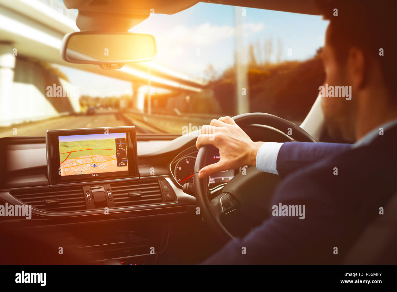 Menschen tauchen Auto mit Navigationssystem Stockfoto