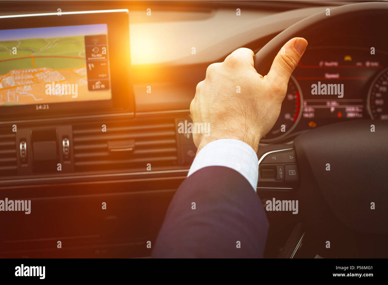 In der Nähe von Lenkrad und Navigationssystem Stockfoto