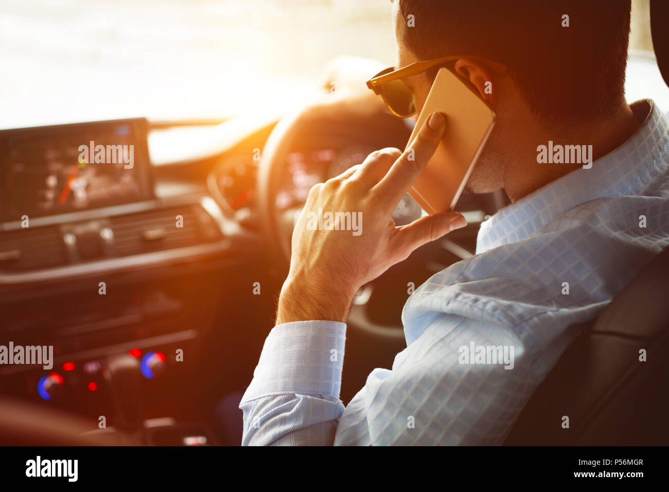 Der Mann in der Nähe anrufen während der Fahrt Stockfoto