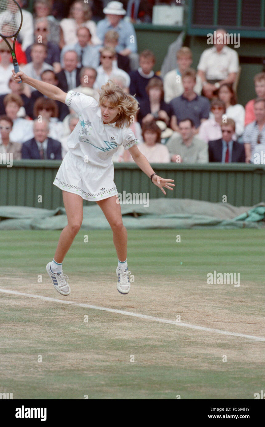 Steffi Graf dargestellt in Aktion in der Wimbledon Damen Singles Finale am 2. Juli 1988. Steffi Graf beats aktuelle 6-mal Titelverteidiger Martina Navratilova, die Wimbledon Damen Singles Finale am 2. Juli 1988 zu gewinnen. Nach Graf nahm eine 5-3 Führung im ersten Satz, Navratilova sechs gerade Spiele, so dass Ihr den ersten Satz zu gewinnen und eine Leitung 2-0 in den zweiten Satz nehmen gewonnen. Graf kam dann zurück gewinnt 12 der nächsten 13 Spiele und das Match. Steffi Graf das erste von 7 Wimbledon singles Titel gewinnt. 1988, 1989, 1991, 1992, 1993, 1995, 1996 Aufnahme der 2. Juli 1988 Stockfoto