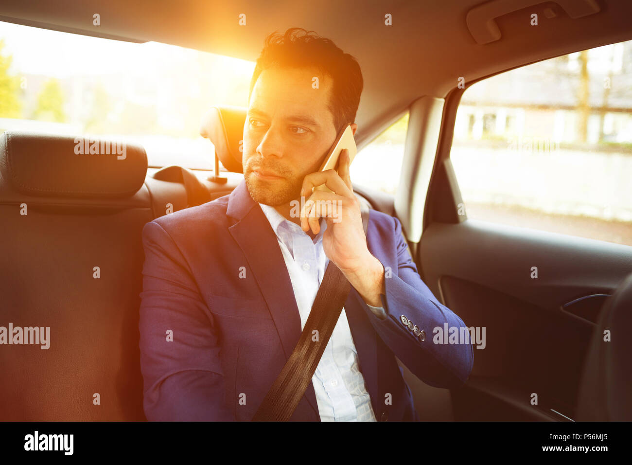 Unternehmer rufen in einem Auto Stockfoto