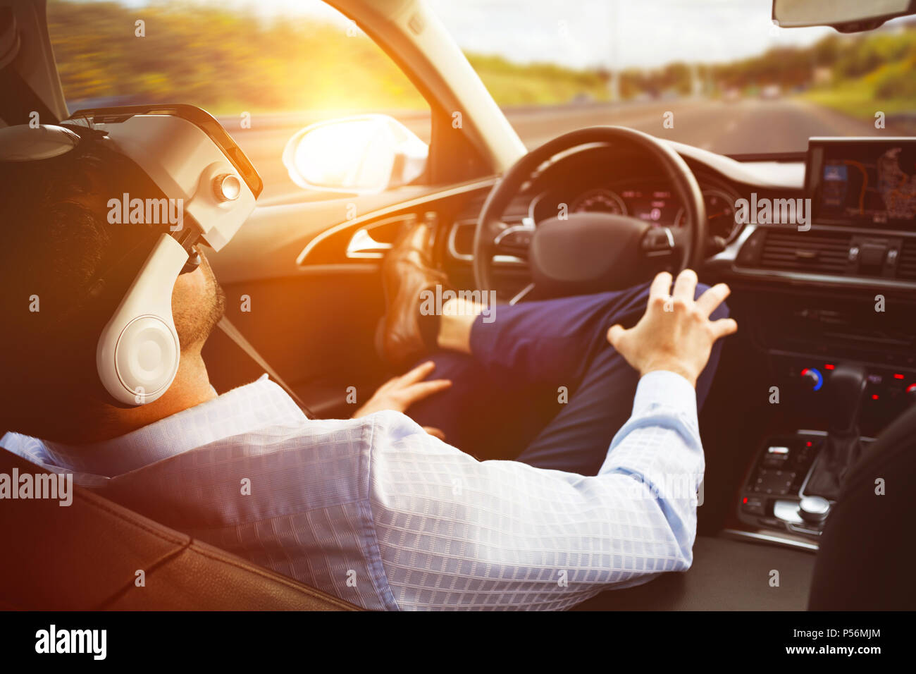 Der Mensch hinter dem Rad trägt eine virtuelle Realität Helm Stockfoto