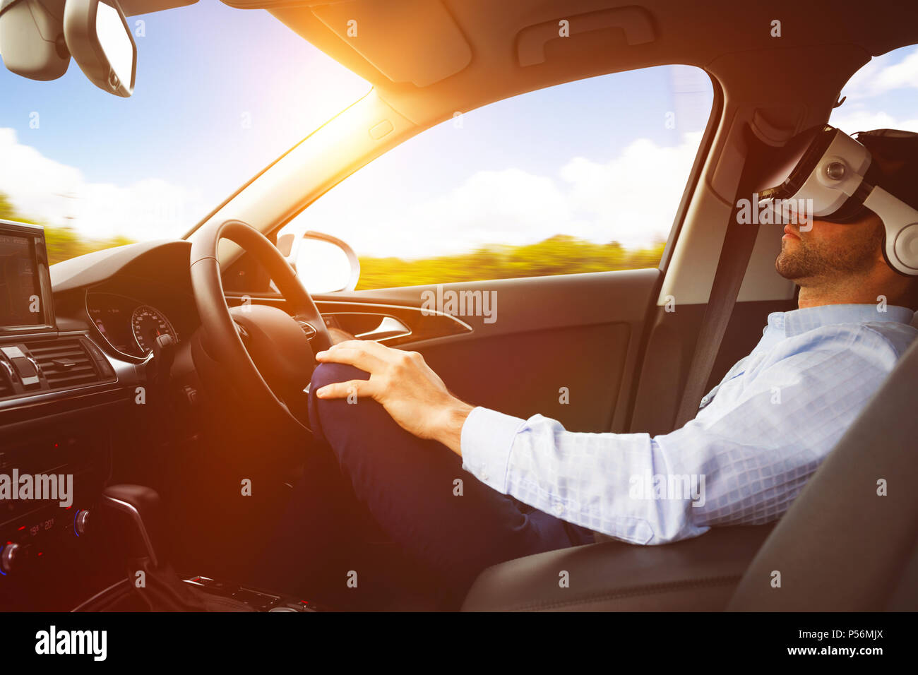 Der Mensch hinter dem Rad trägt eine virtuelle Realität Helm Stockfoto