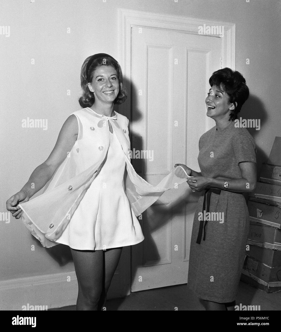 Vor Wimbledon Moden Fotoshooting. Lea Pericoli das Tragen einer Prinzessin line Tennis Kleid in tricel mit Blütenblatt Aussparungen am Ausschnitt gekrönt von einem Nylon organza cloack bestickt mit einer goldenen Lorbeerkranz Motiv. Sie zeigt ihr Kleid S. Lazzarino, die auch tragen, wenn Sie im Doppel in Wimbledon spielen. 20. Juni 1963. Stockfoto