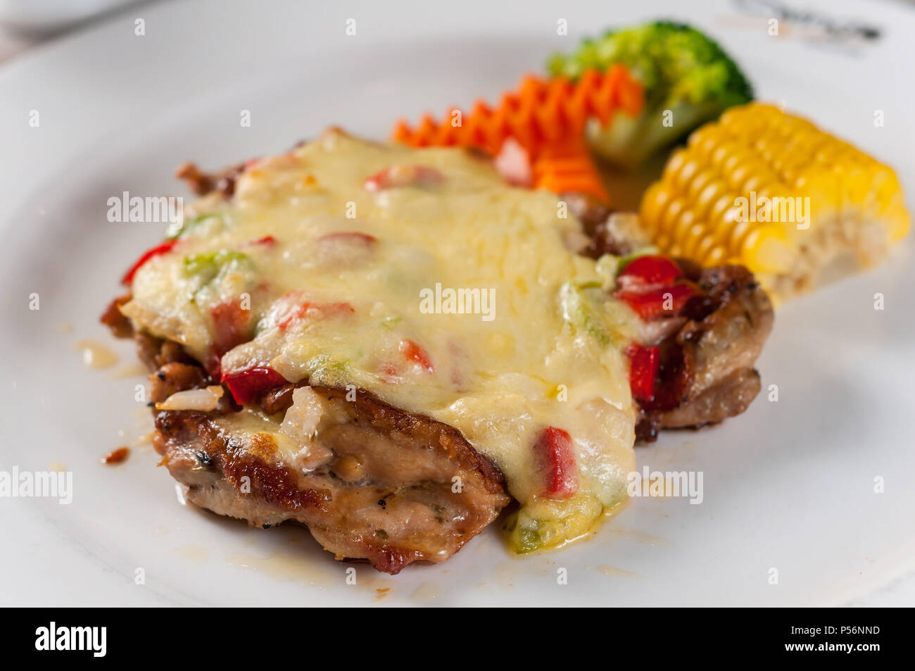 Gegrilltes Hähnchen Steak mit Käse und Gemüse Stockfoto