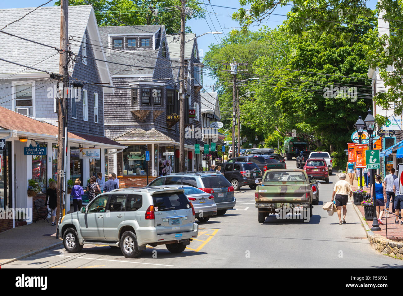 Autos und Fußgänger auf der Main Street, der Haupteinkaufsstraße in der Ortschaft Vineyard Haven (tisbury), Massachusetts auf Martha's Vineyard. Stockfoto