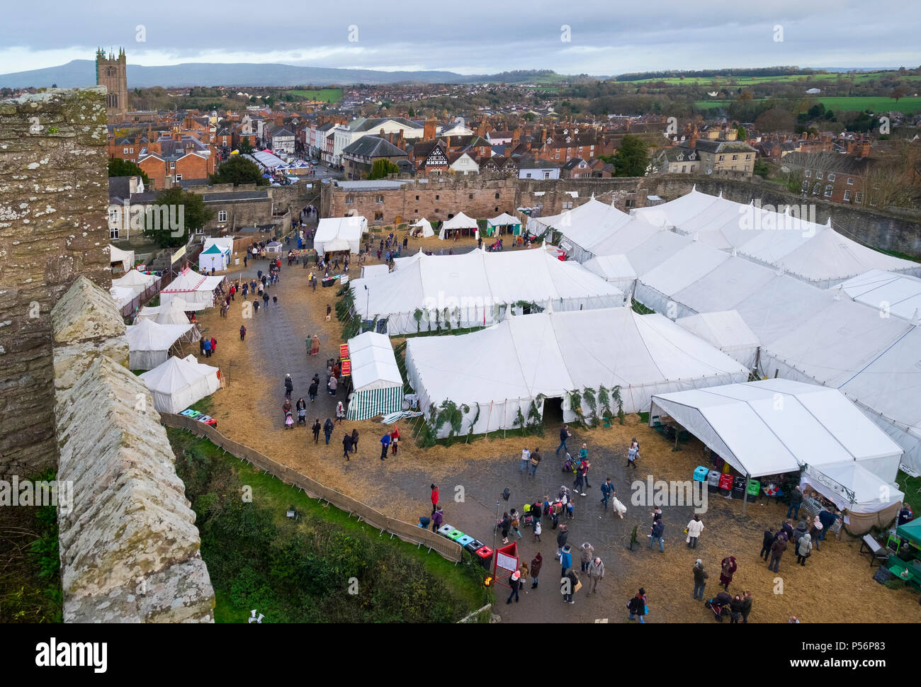 Mit Blick auf den mittelalterlichen Christmas Fayre aus dem großen Turm an Ludlow Castle, Shropshire, England, Großbritannien Stockfoto